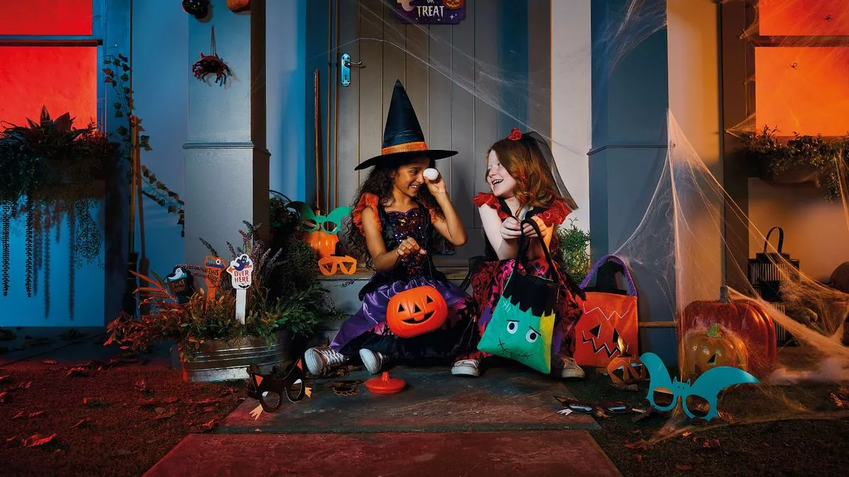 Front Page -National Geographic Shop 0 ERR WOL 121022 halloweenoutfit1 01jpeg